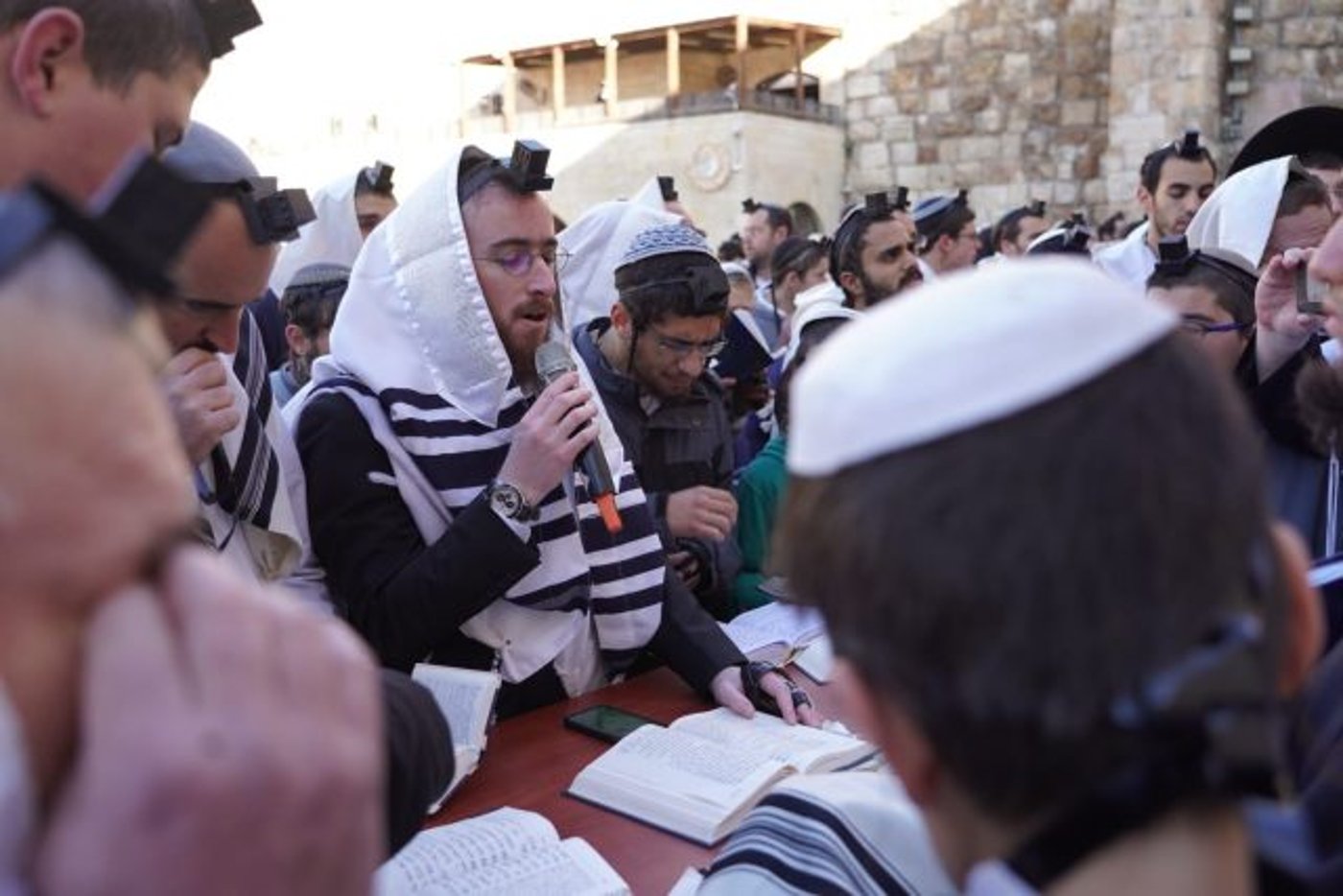 רבבות בכותל: "עם ישראל רוצה כותל אחד לעם אחד"