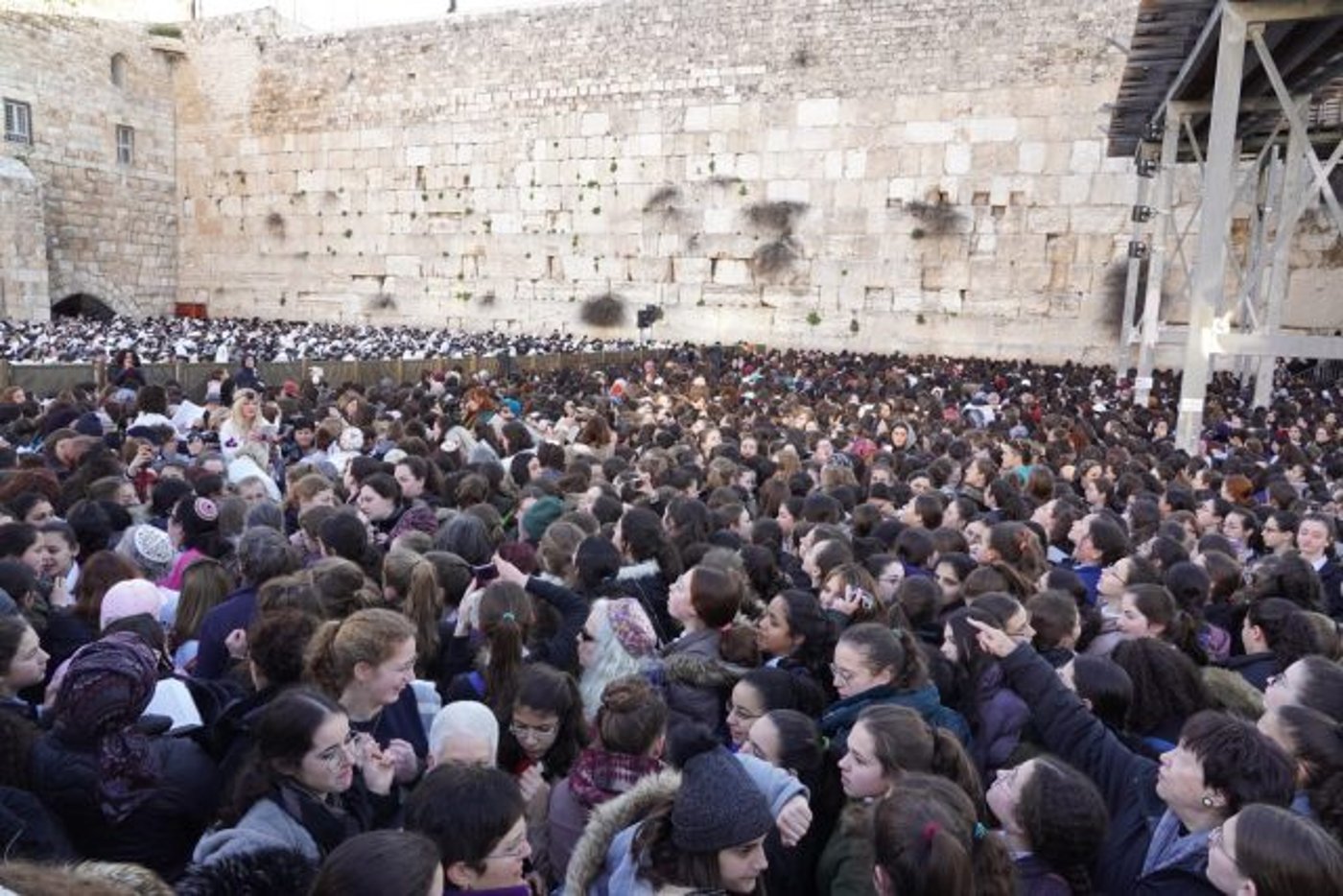 רבבות בכותל: "עם ישראל רוצה כותל אחד לעם אחד"