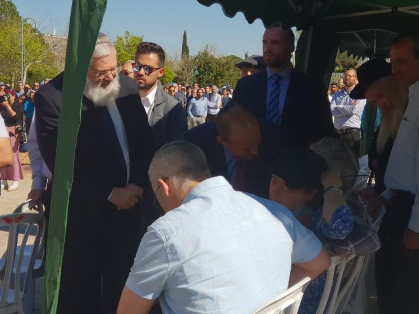 אלפים ליוו למנוחות את הרב אחיעד אטינגר הי"ד