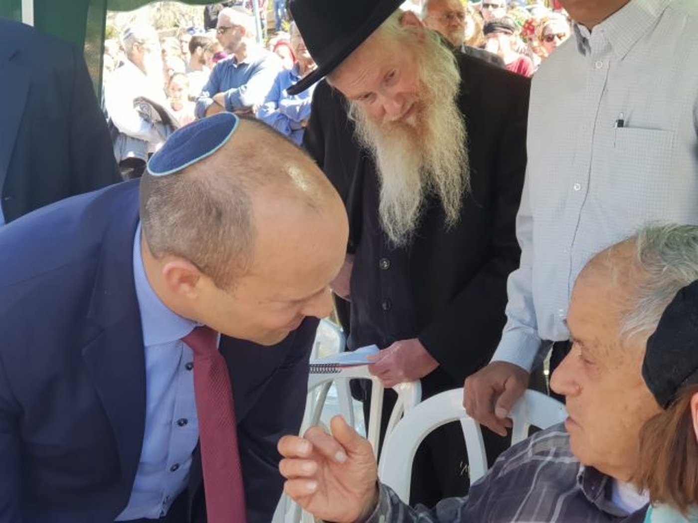 בנט עם אביו של הרב אחיעד הי"ד, יורם אטינגר