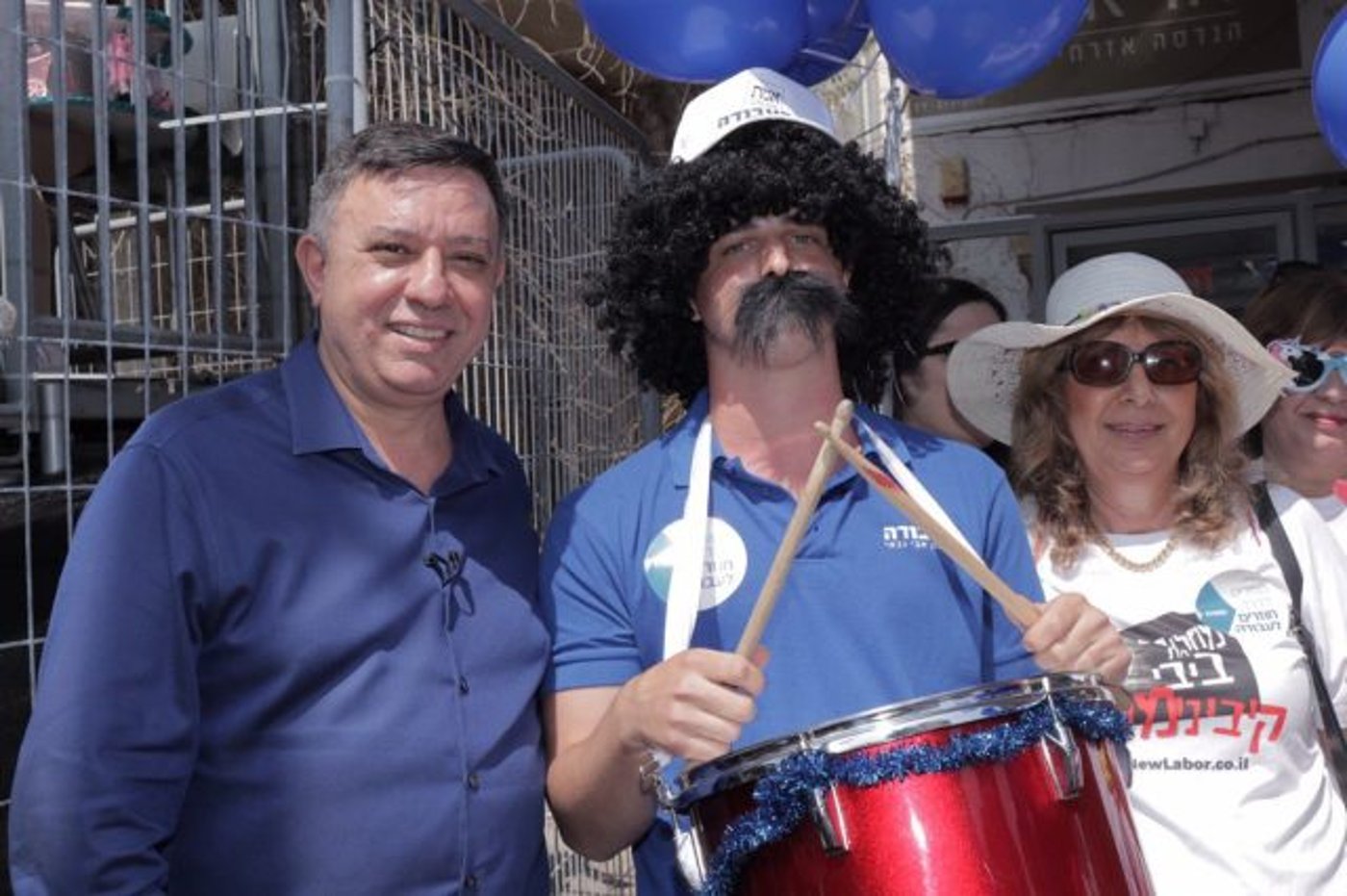 גבאי עם פעיל שהתחפש לחה"כ אמיר פרץ מהעבודה
