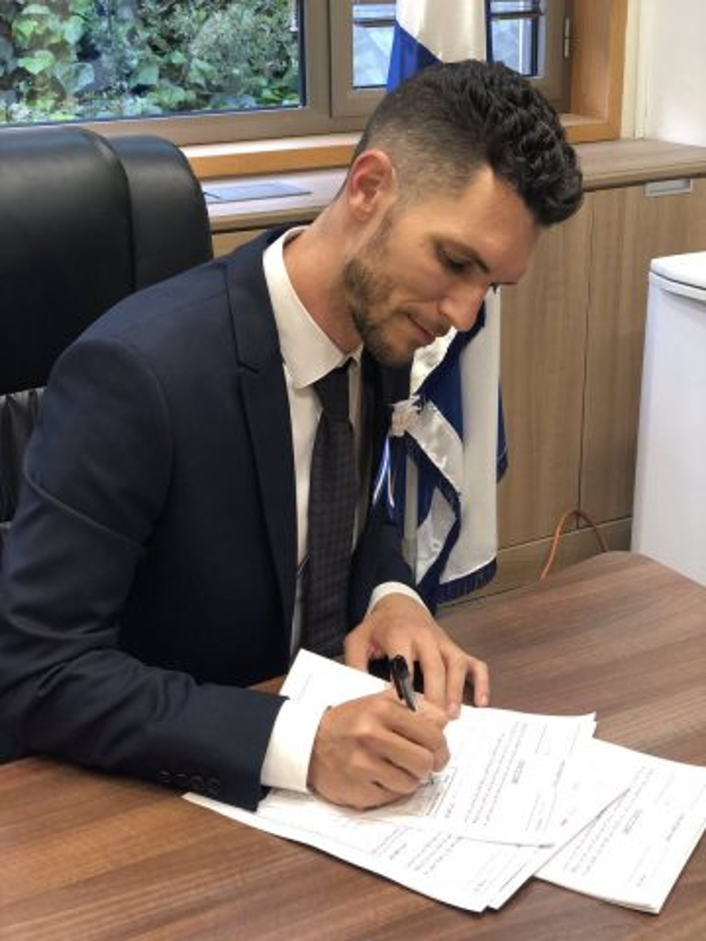רול בלשכתו (קרדיט: מתוך חשבון הטוויטר)