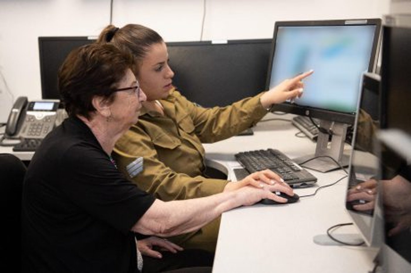 ניצולת שואה הפעילה עם נכדתה את צפירת הזיכרון