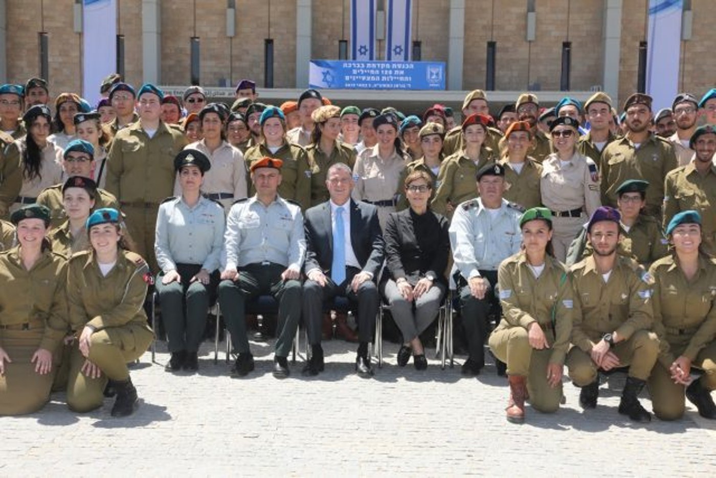 עם 120 החיילים המצטיינים