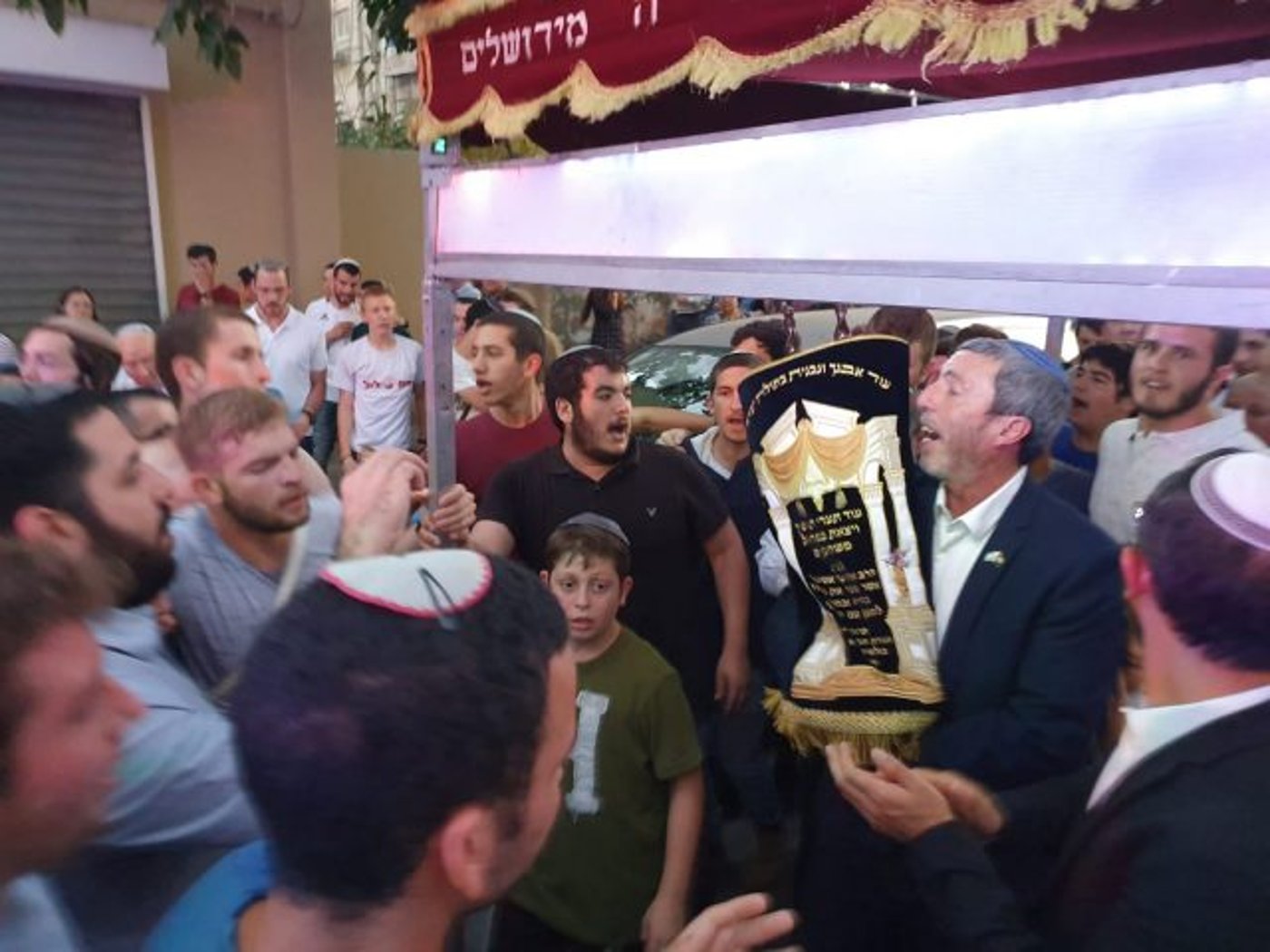 צפו: הכנסת ספר תורה בישיבת הרב אטינגר הי"ד
