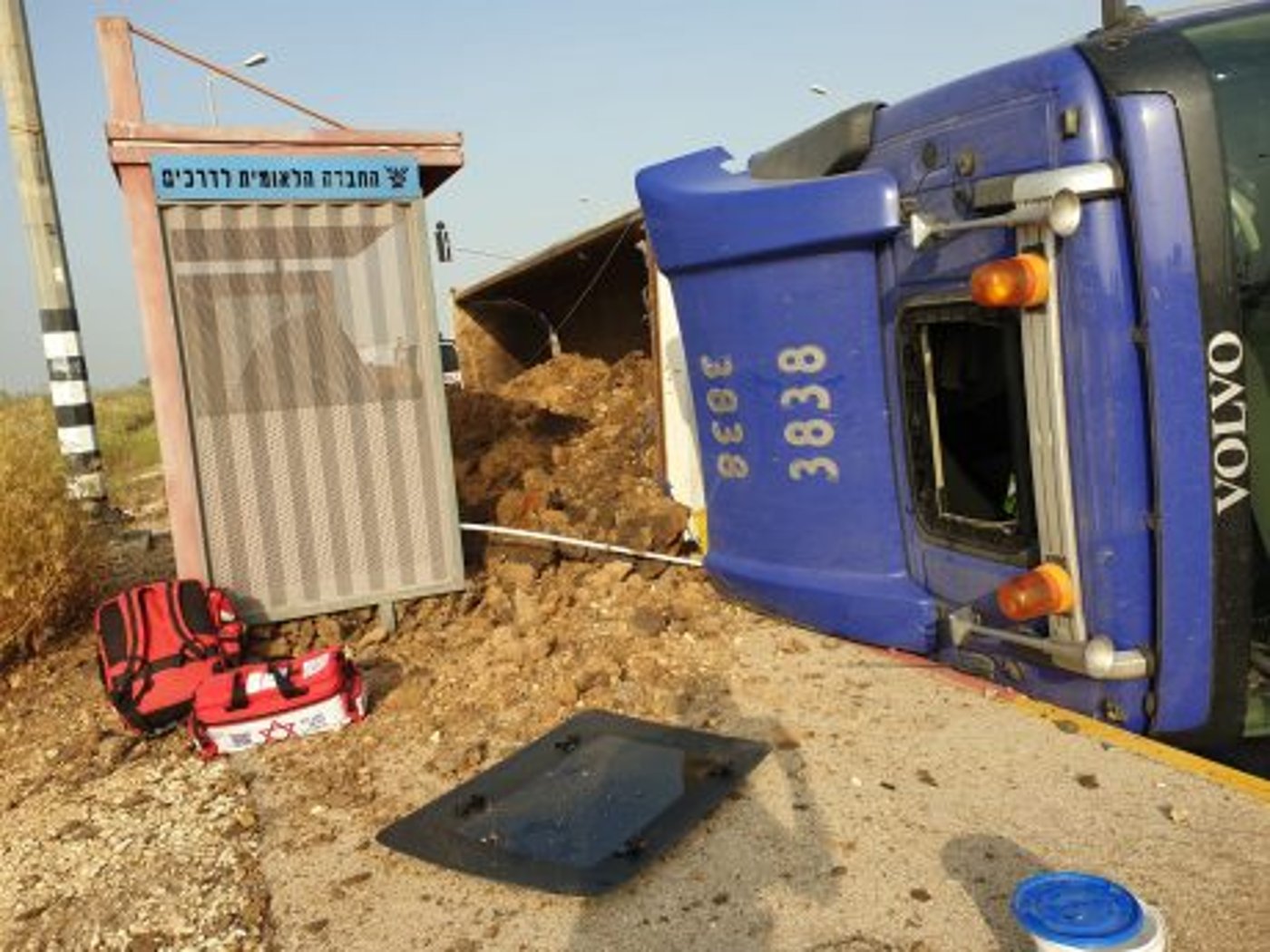 המשאית התהפכה על רכב: "זה יכול היה להיגמר באסון"