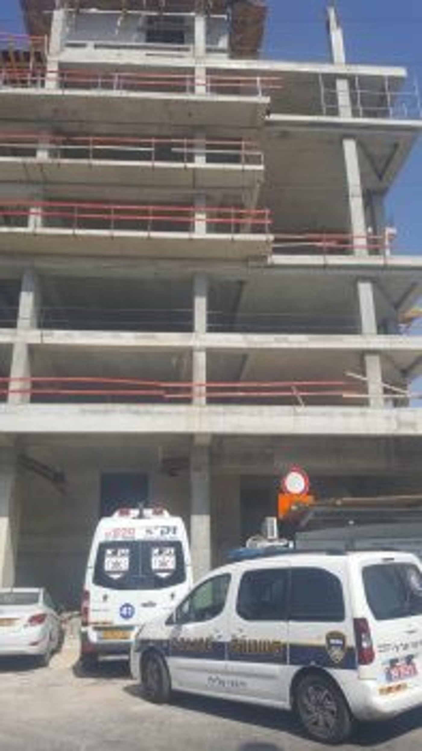 פועל נהרג בתאונת עבודה באתר בניה בפתח תקווה
