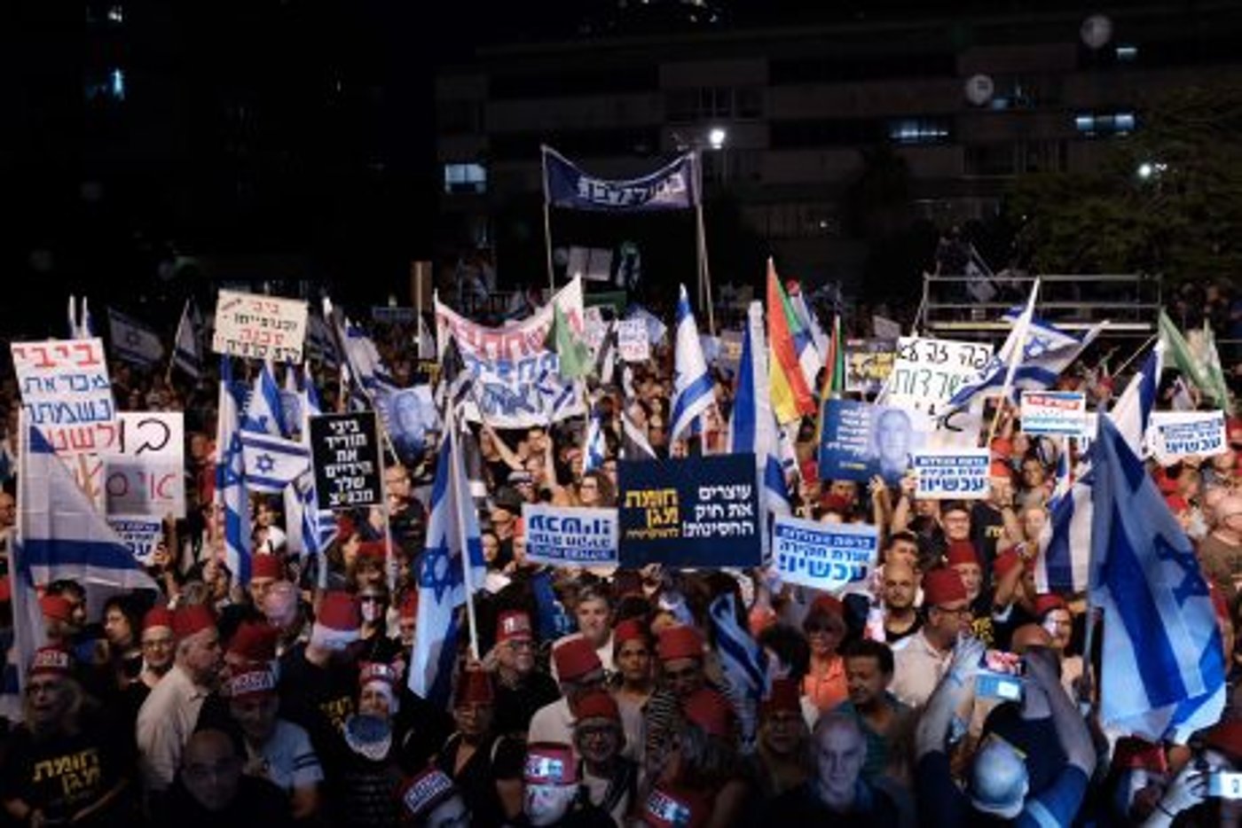 עשרות אלפים מפגינים נגד נתניהו: "לא נהיה כבשים"