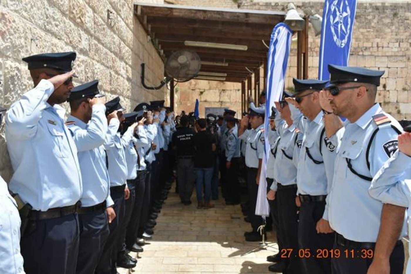 השוטרים מלווים את ניצולי השואה