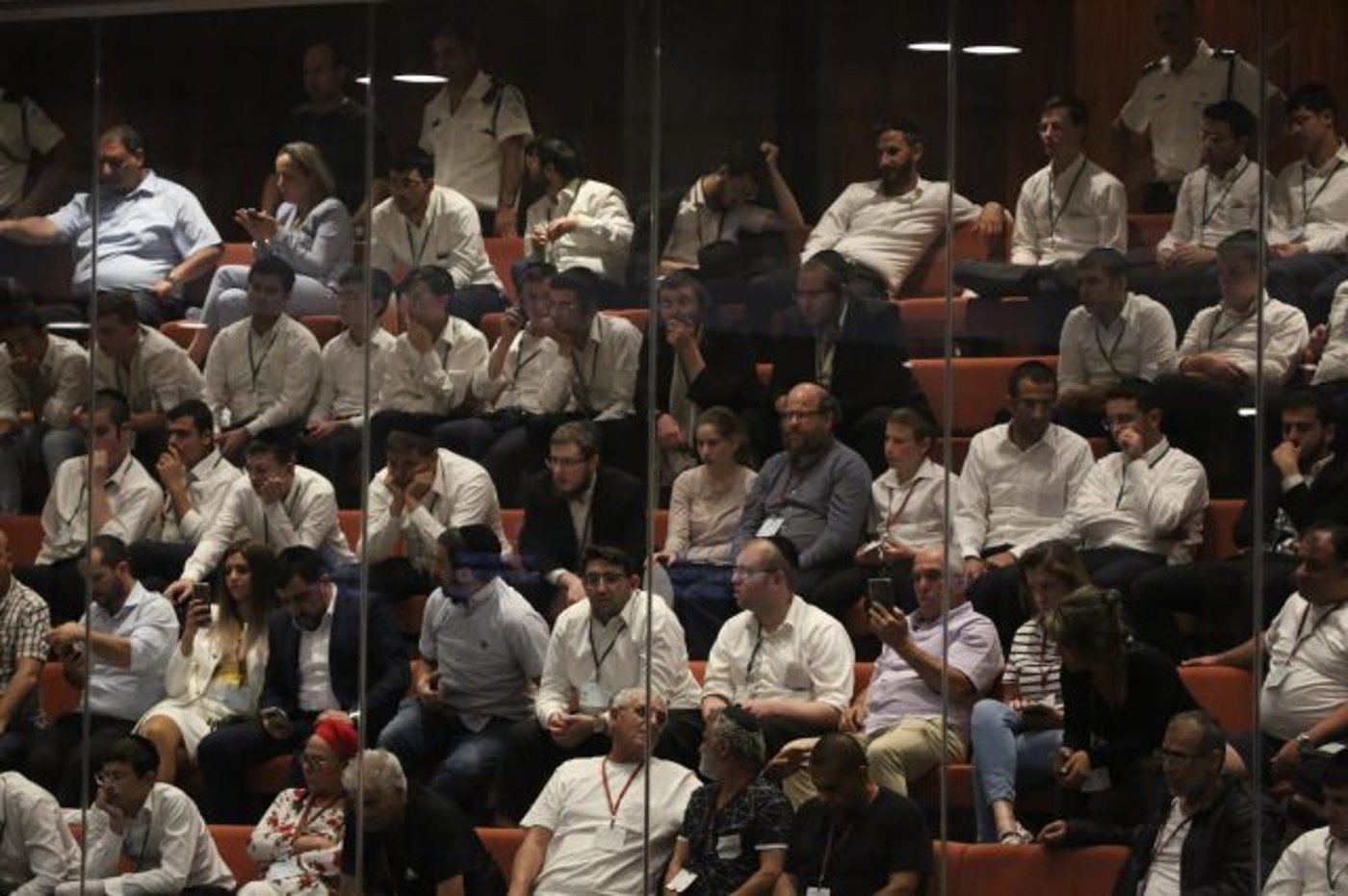 עשרות בחורי ישיבה יושבים בזמן הדיונים לפיזור הכנסת