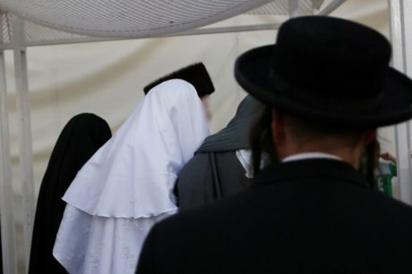 חתן בן 17, כלה בת 16: תיעוד מיוחד מחתונת הסתר