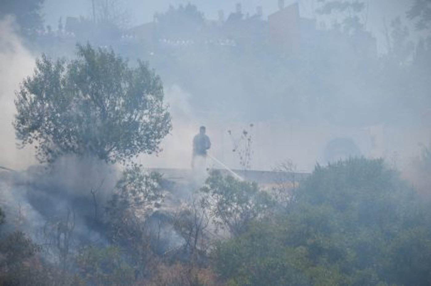 במהלך כיבוי השריפה מפקדת הכבאים נפלה לבור