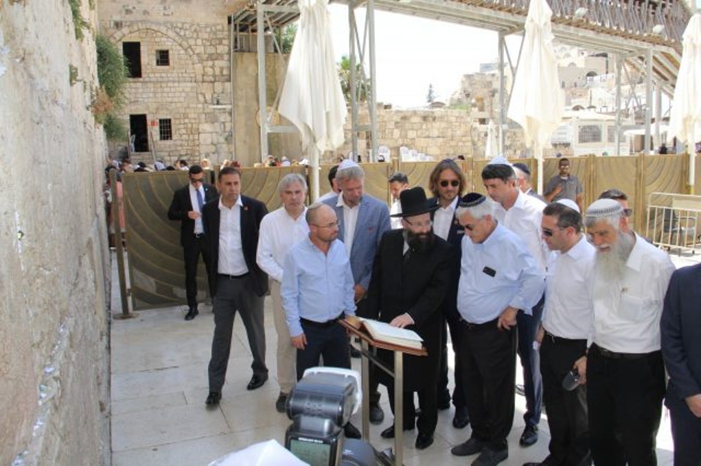 "שלום לארץ הקודש": נשיא צ'ילה בכותל המערבי