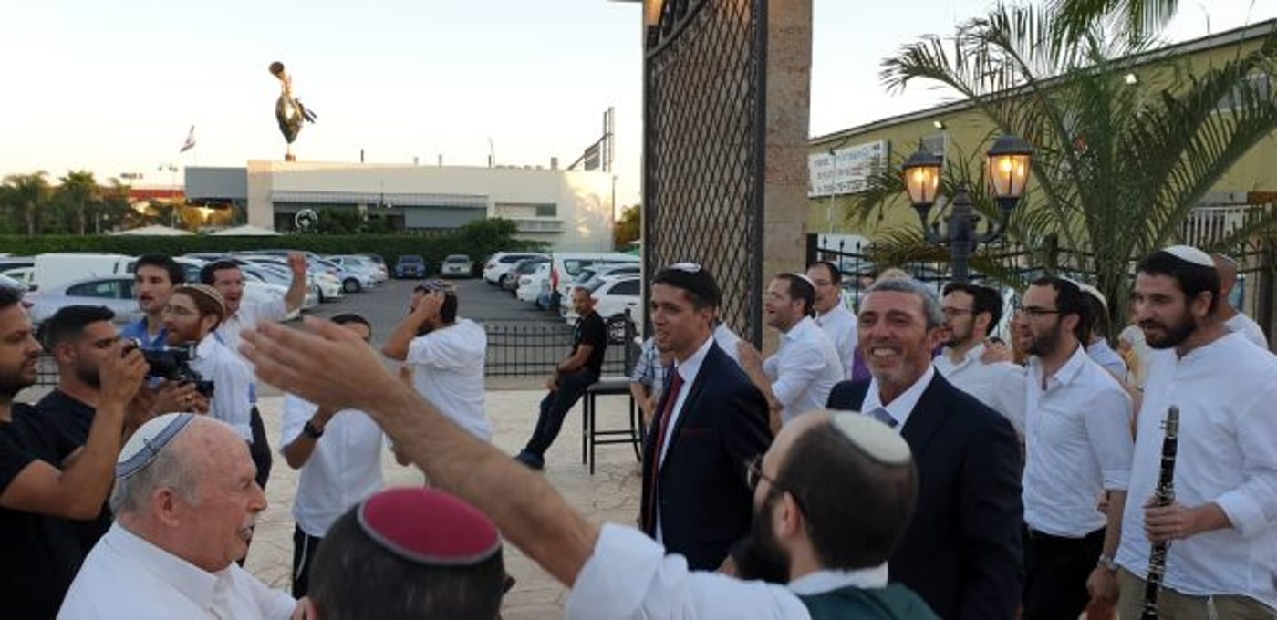 מלווים את החתן (קרדיט: דובי מגנהיים)