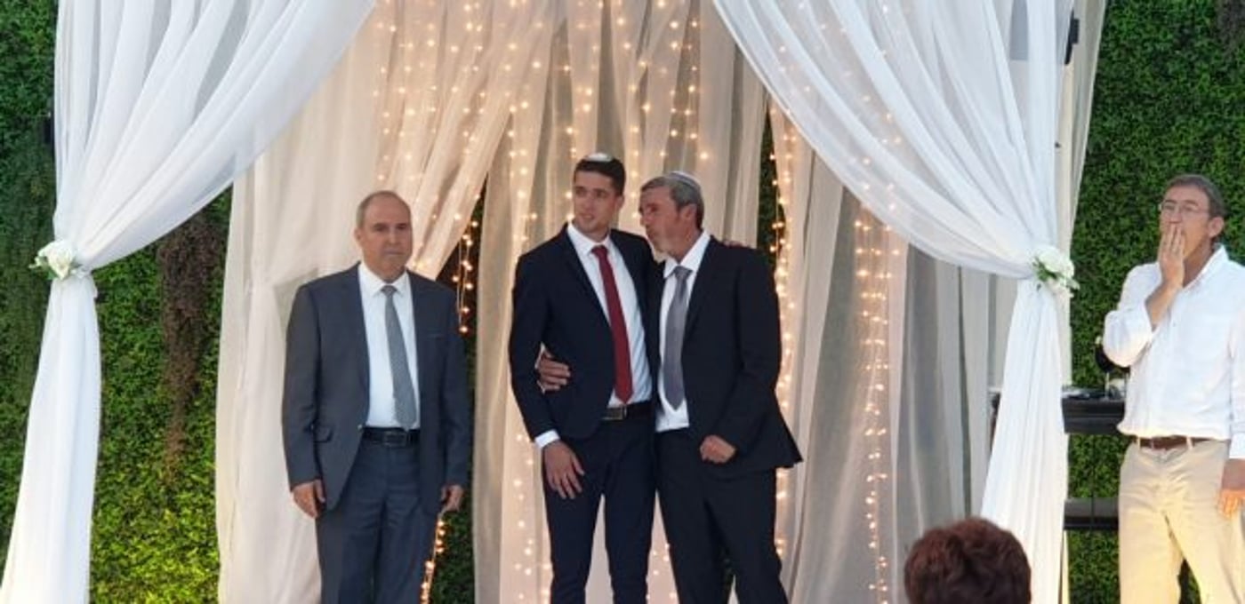 השר ובנו בחופה (קרדיט: דובי מגנהיים)