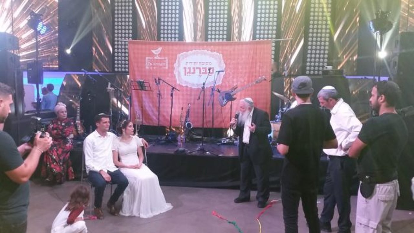 הרב דרוקמן מברך (ללא קרדיט)