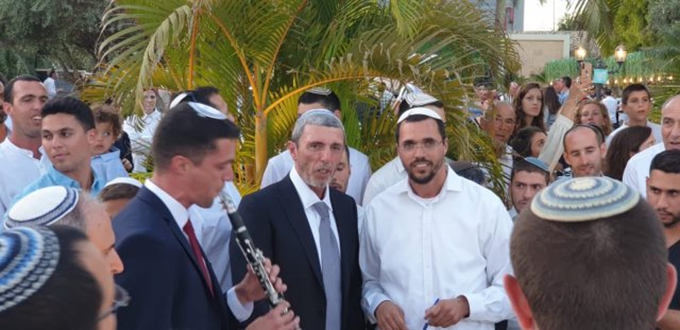 ראש המכינה היוצא – והנכנס (קרדיט: דובי מגנהיים)