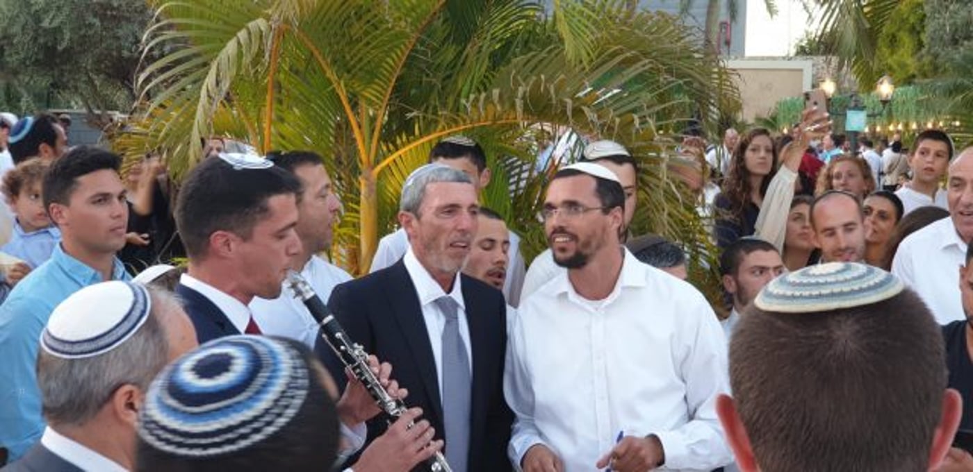 הרב פרץ ובנו רעי (קרדיט: דובי מגנהיים)