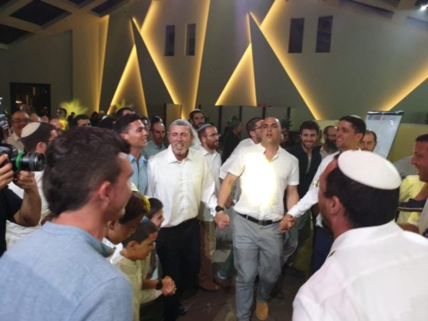 (ללא קרדיט)