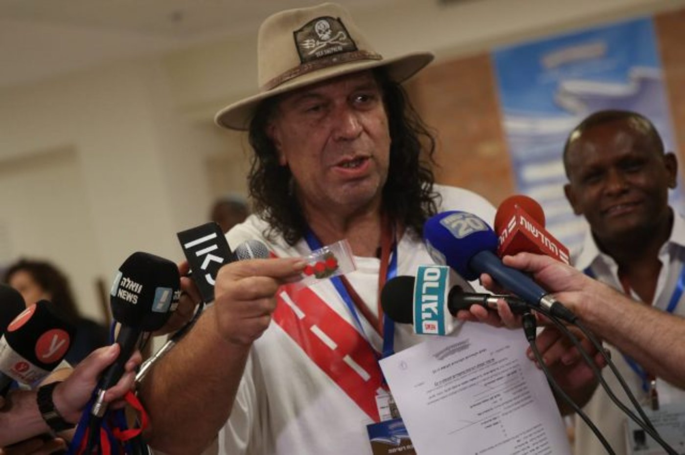 הוציא קנאביס באמצע הכנסת, רשימת אדום לבן