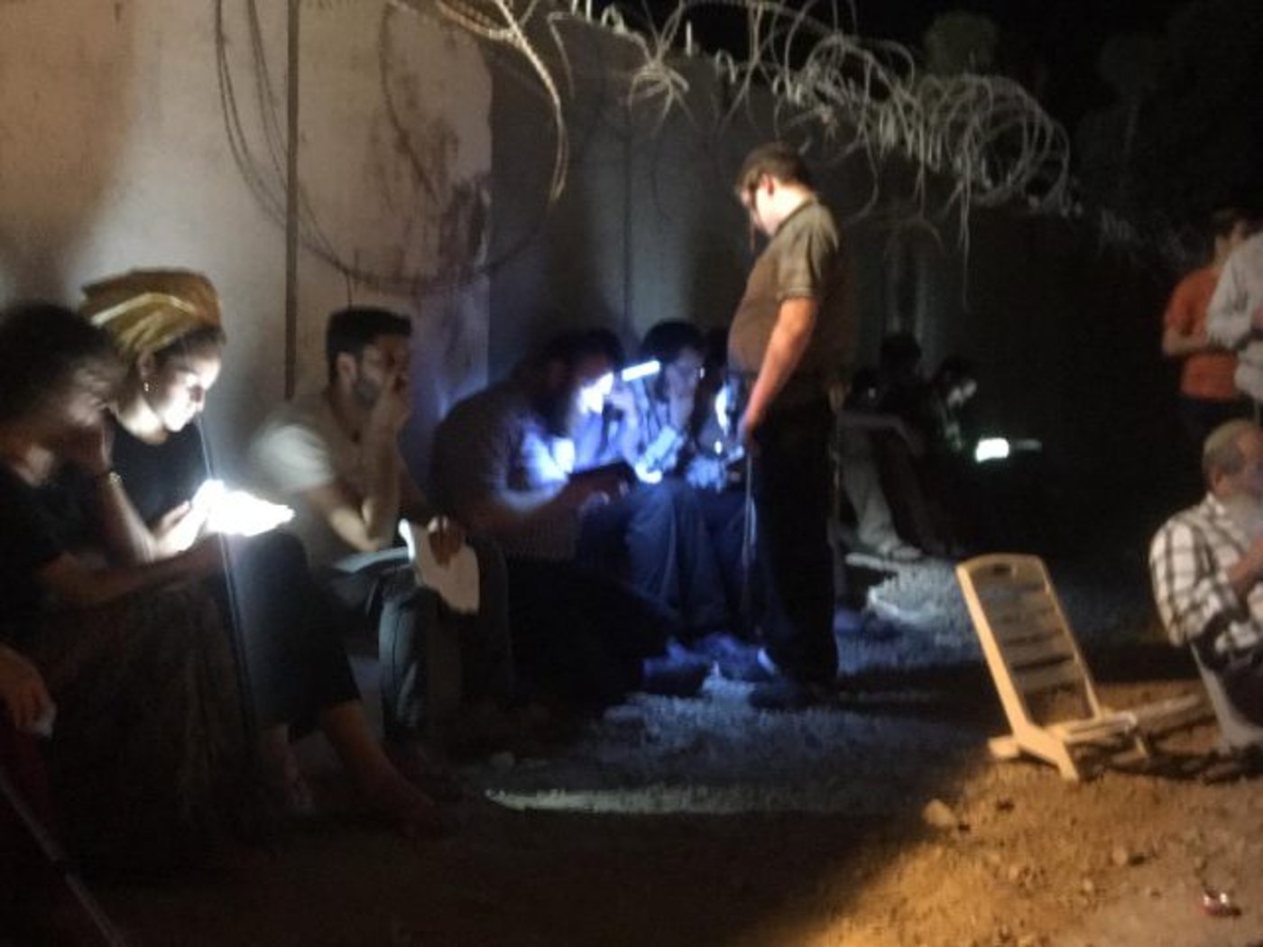 צפו: קינות לגוש קטיף ליד הגדר במחסום כיסופים