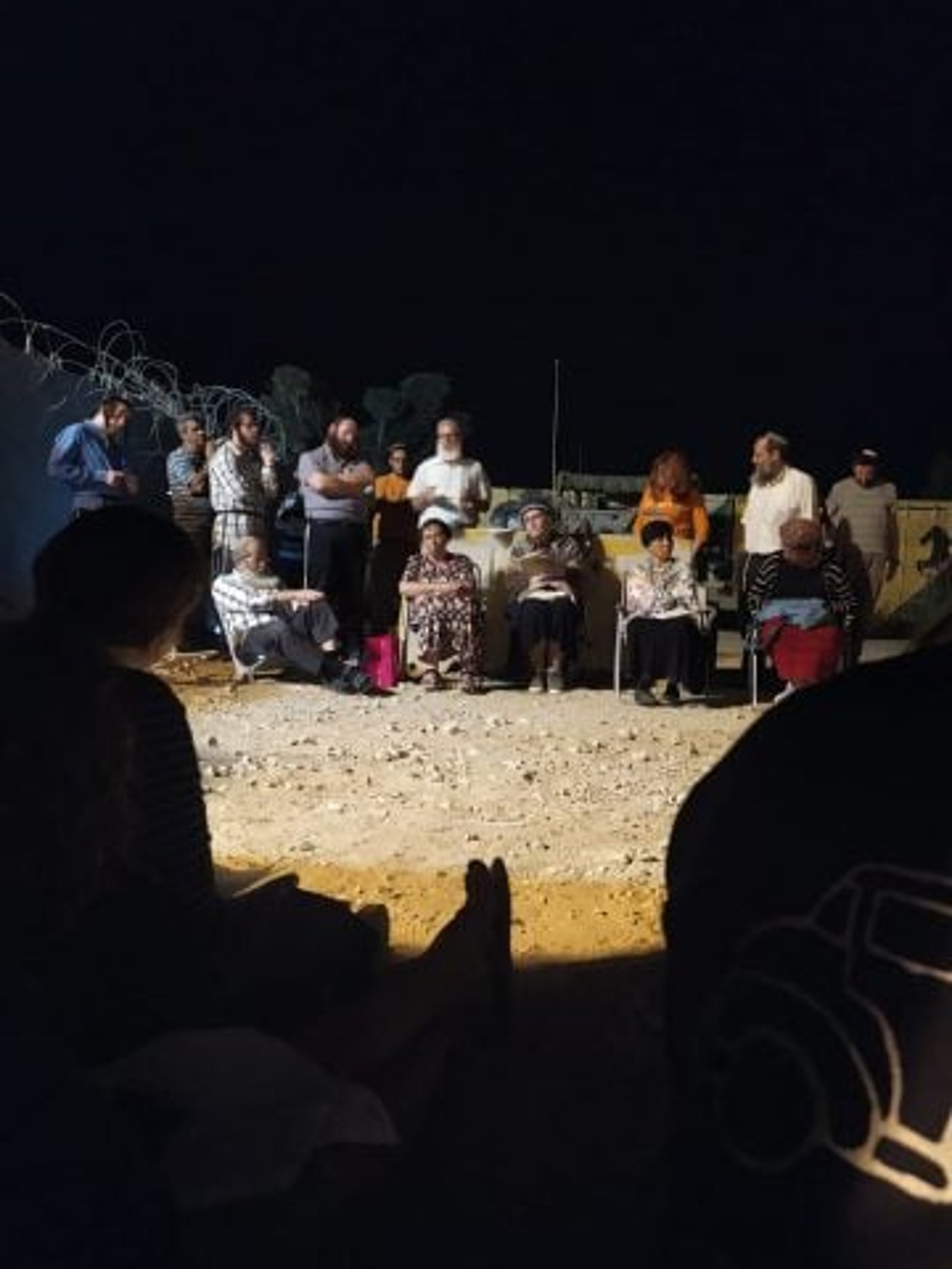 צפו: קינות לגוש קטיף ליד הגדר במחסום כיסופים