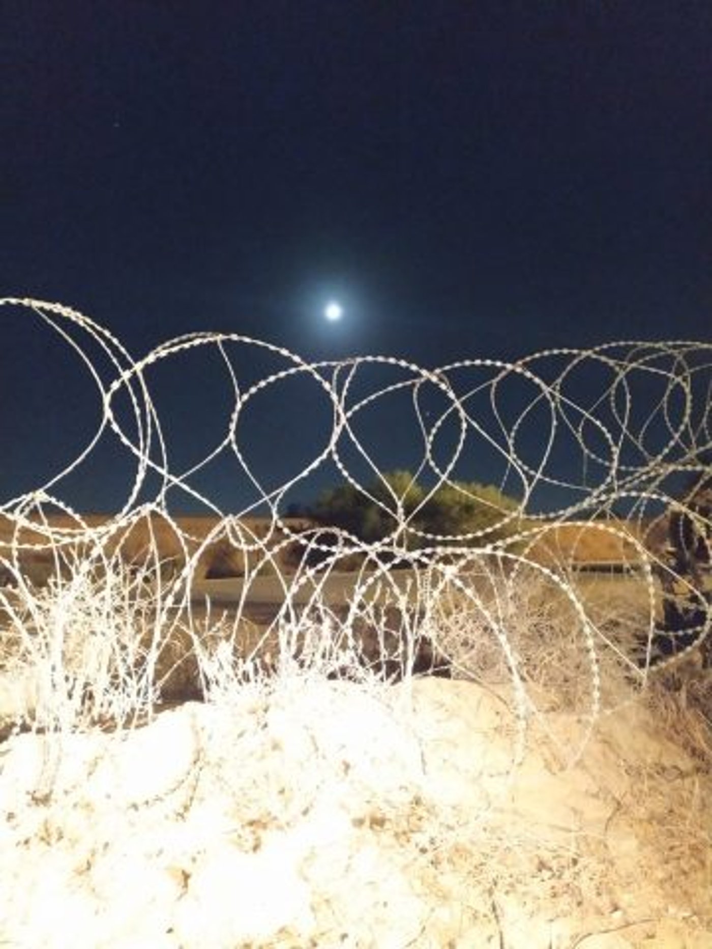 צפו: קינות לגוש קטיף ליד הגדר במחסום כיסופים