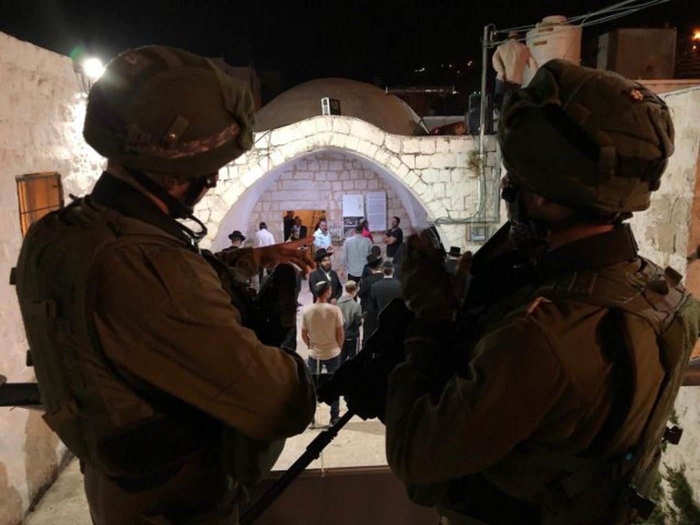 מטען ואבנים: כאלף איש התפללו הלילה בקבר יוסף
