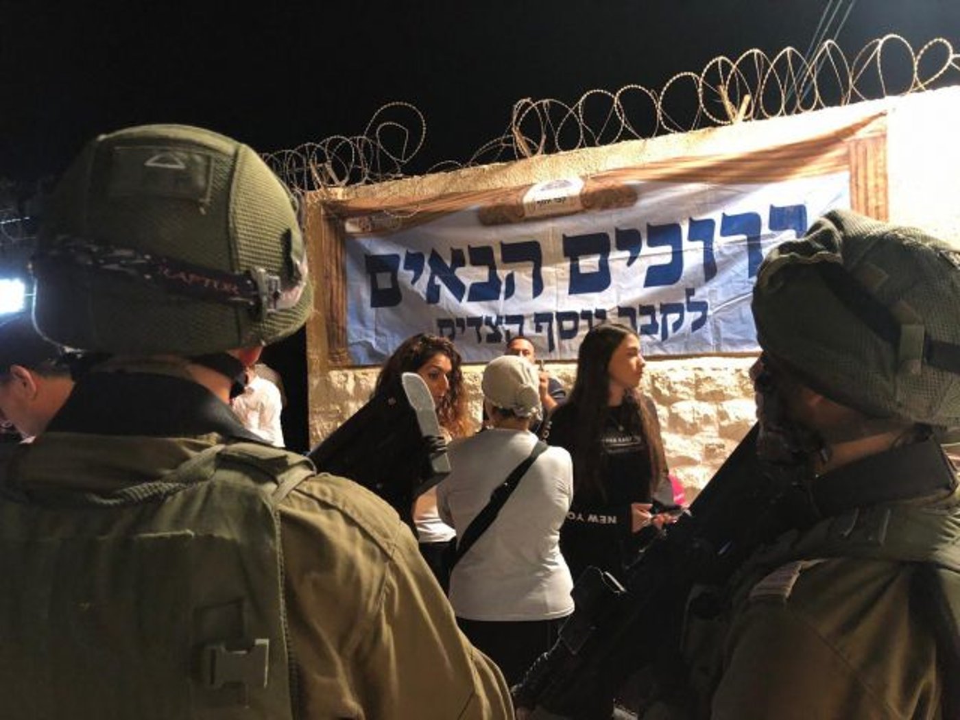 מטען ואבנים: כאלף איש התפללו הלילה בקבר יוסף