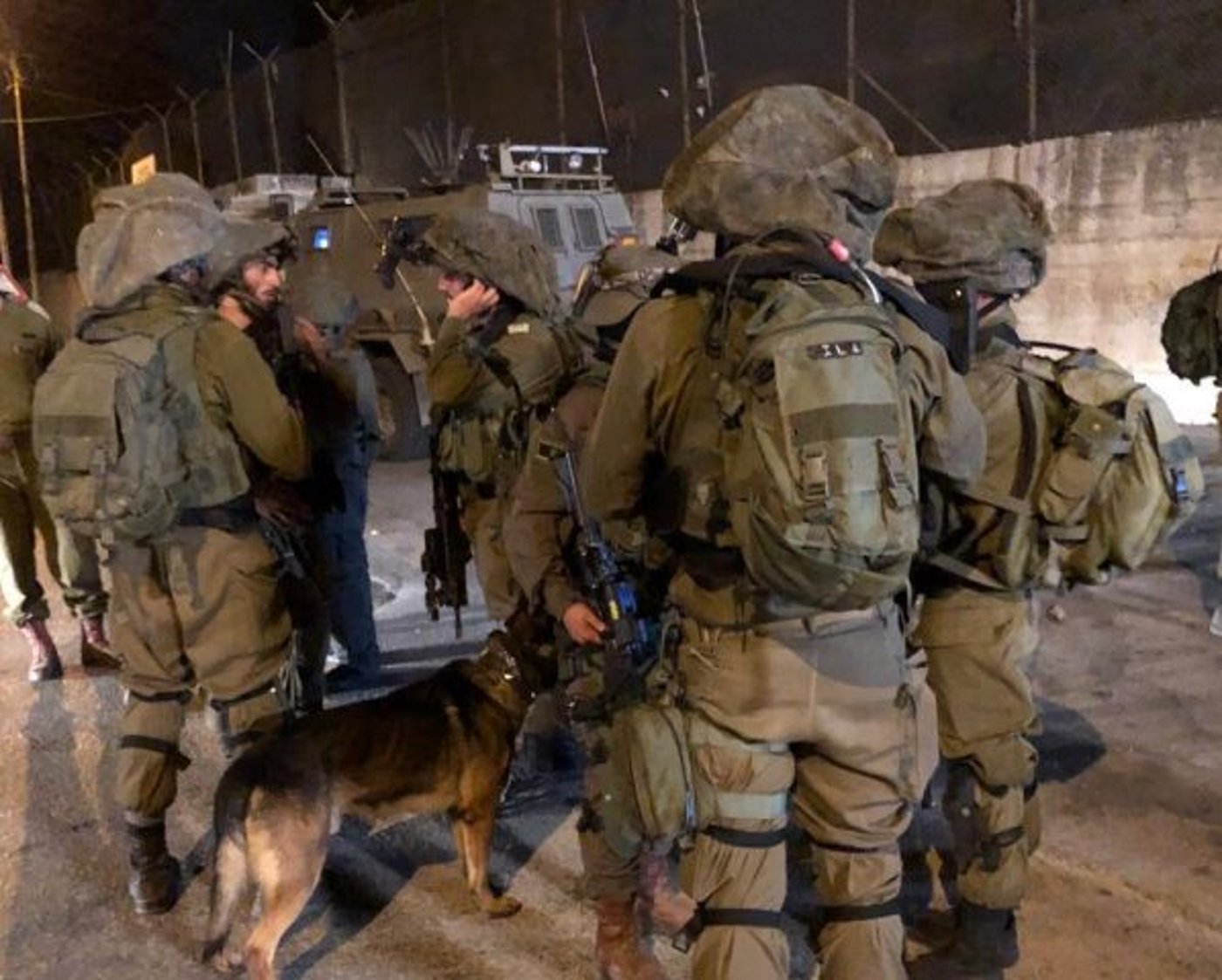 מטען ואבנים: כאלף איש התפללו הלילה בקבר יוסף