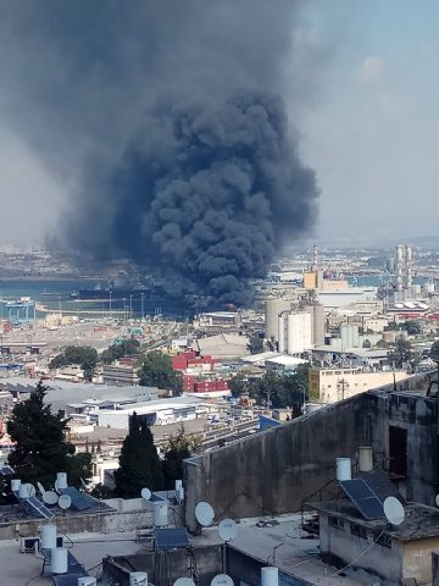 עמוד עשן שחור: שריפת ענק במיכל במפעל שמן בחיפה