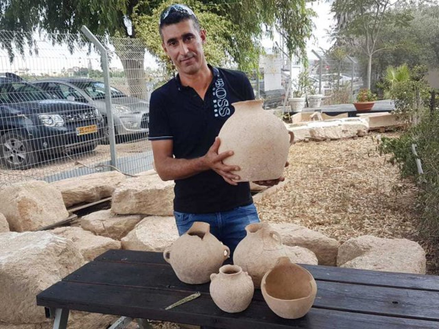 אחמד נסאר יאסין והכלים שמצא בעראבה (ניר דיסטלפלד, רשות העתיקות)
