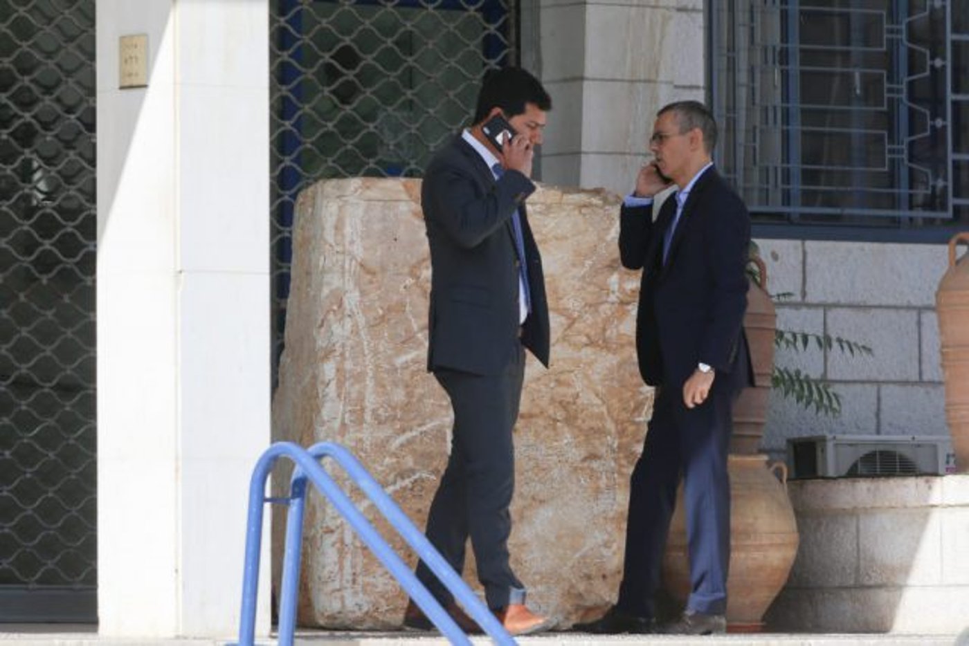 פרקליטי נתניהו בכניסה למשרד המשפטים, הבוקר
