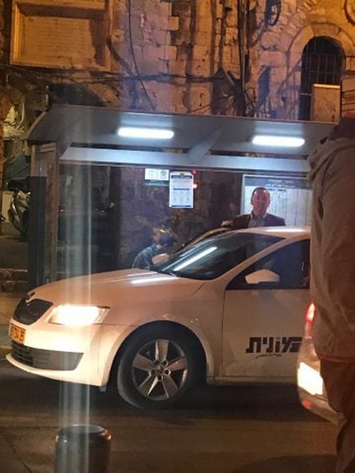 כאחד האדם בתחנת האוטובוס