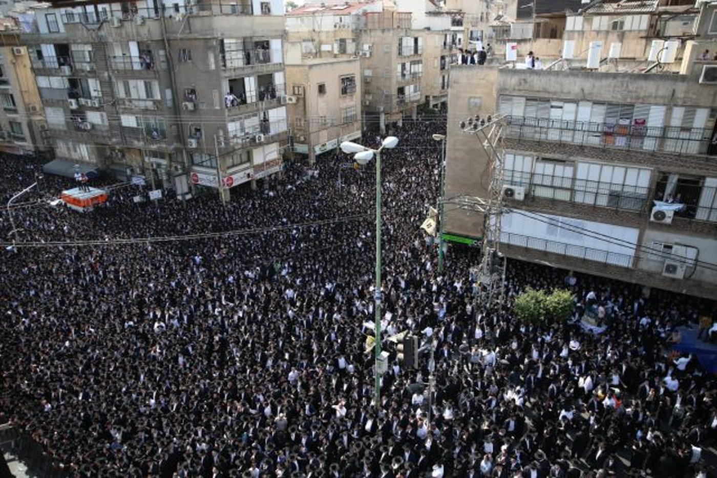 גלריה: רבבות בהלוויית הרב ניסים קרליץ זצ"ל