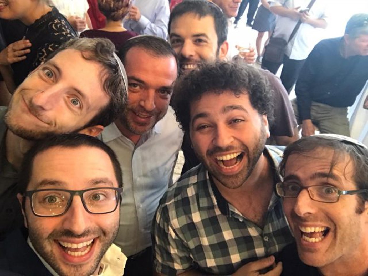 אמילי עמרוסי התחתנה: כל הברנז'ה הגיעה. צפו