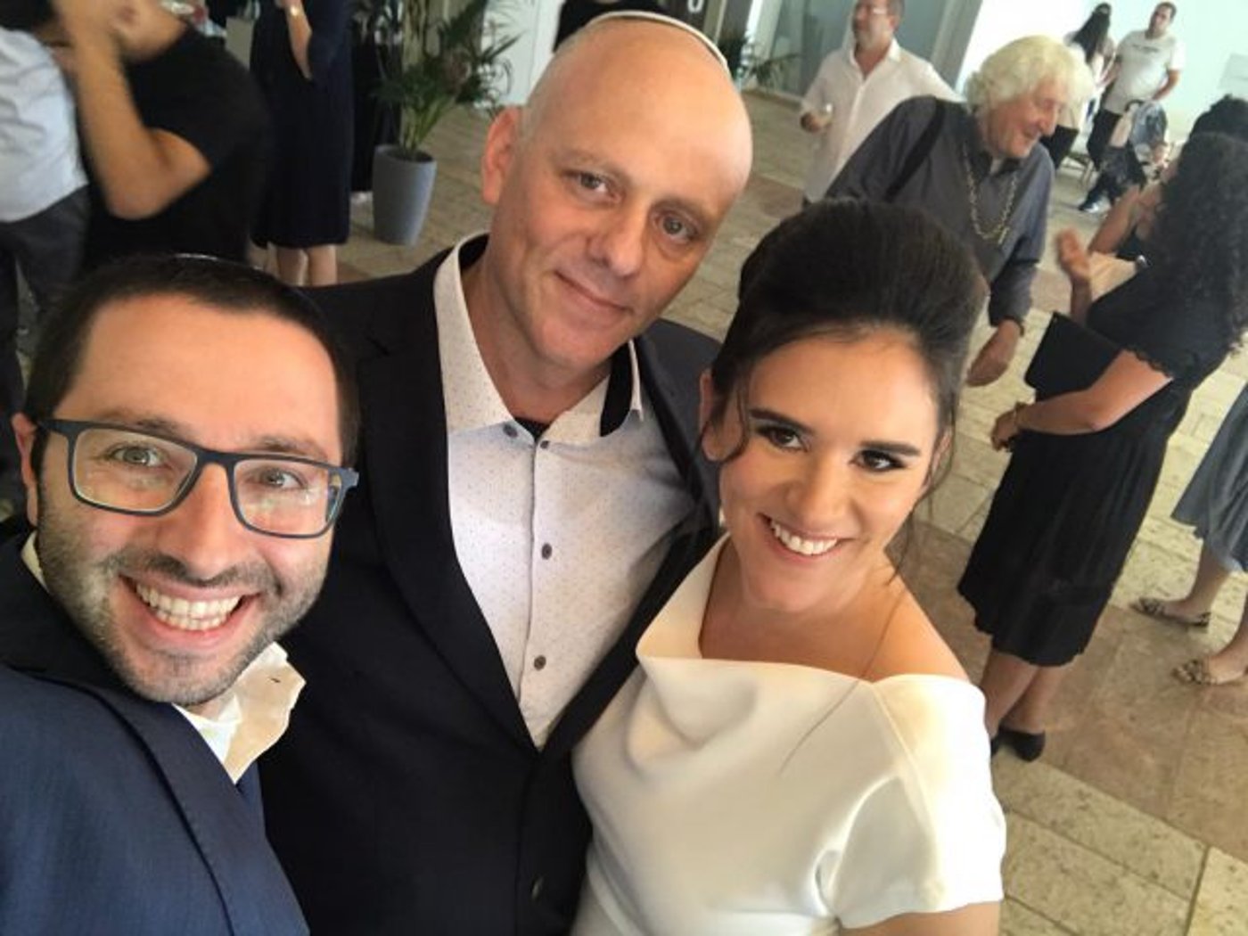 אמילי עמרוסי התחתנה: כל הברנז'ה הגיעה. צפו