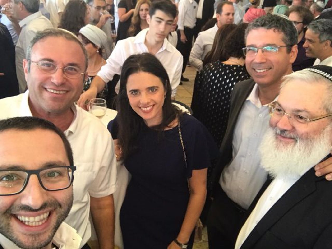 אמילי עמרוסי התחתנה: כל הברנז'ה הגיעה. צפו