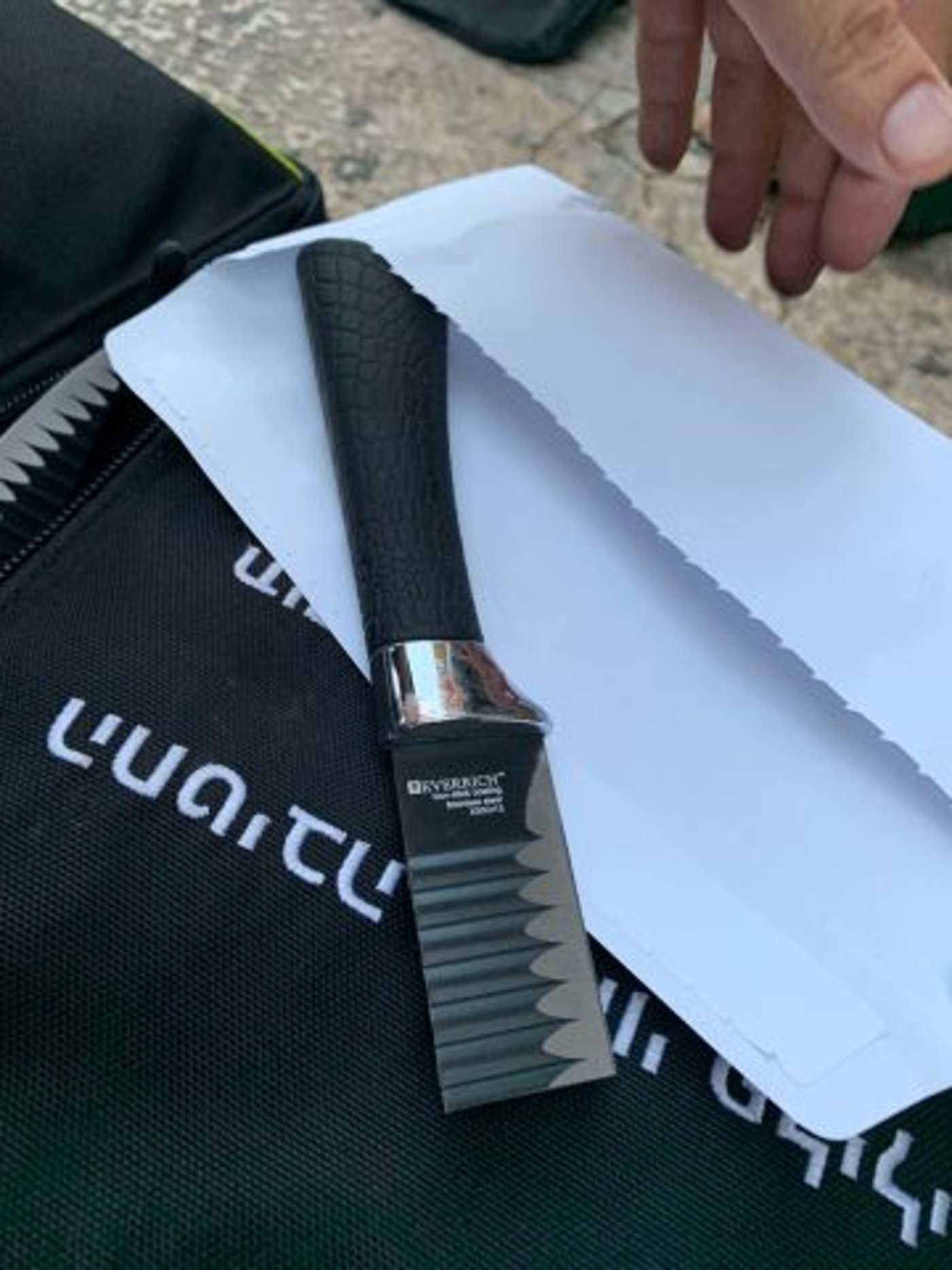 הסכין שנתפסה על החשוד (דוברות המשטרה)