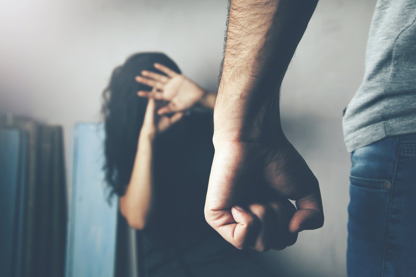 אל תתעלמי: 7 סימנים שיעזרו לך לזהות גבר אלים