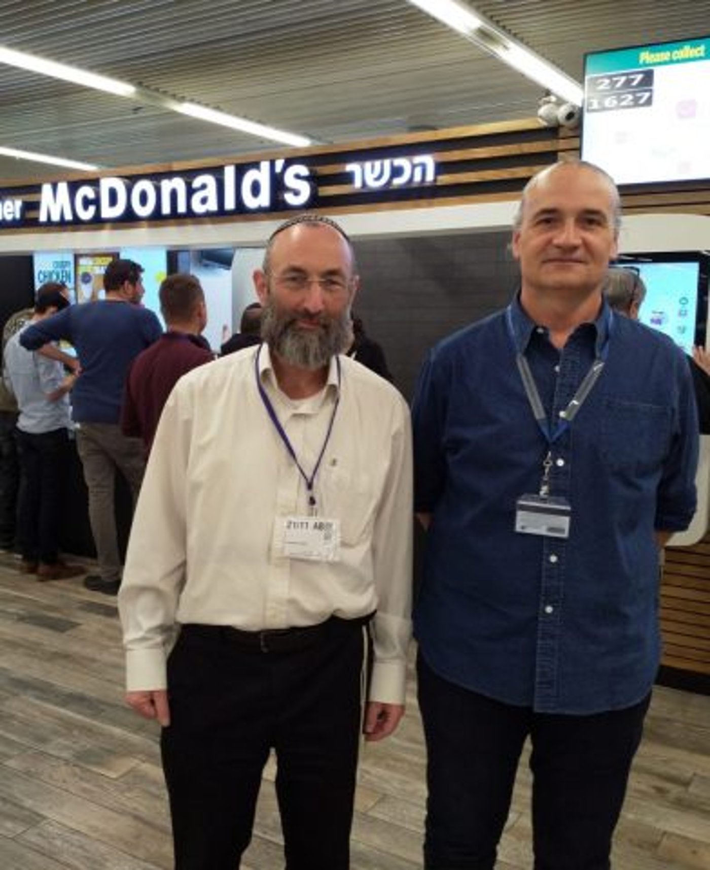 ראש מכון צומת הרב מנחם פרל ושאול שגב סמנכ"ל תפעול מקדונלנד'ס (דניאל שינשיסקי)