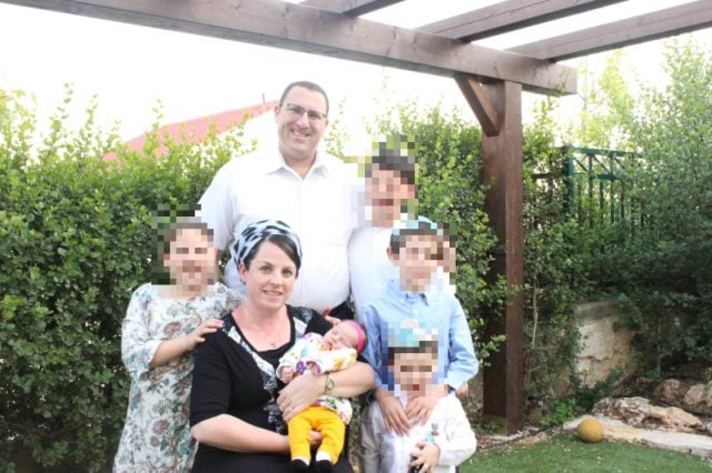 משמאל ועם כיוון השעון: הבת לאה, האב אפרים הפצוע עומד, איתי הפצוע, עמיחי, הראל, נועם ז"ל בידיה של האם ציפי ז"ל.