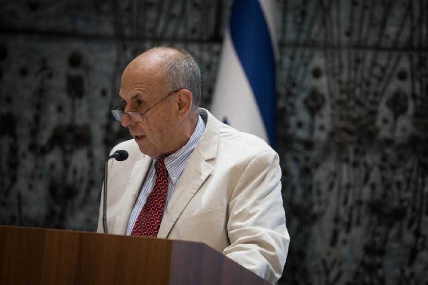 בר יוסף, דרש מגנור כספים עבור פעולותיו