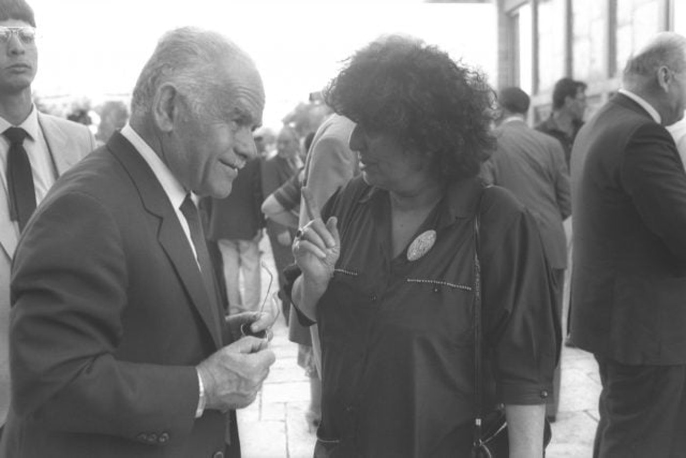 שיחה בין ראש הממשלה יצחק שמיר לח"כ גאולה כהן לאחר טקס הפתיחה של חגיגות 40 שנה לעצמאות ישראל (AYALON MAGGI אוסף הצילומים הלאומי)