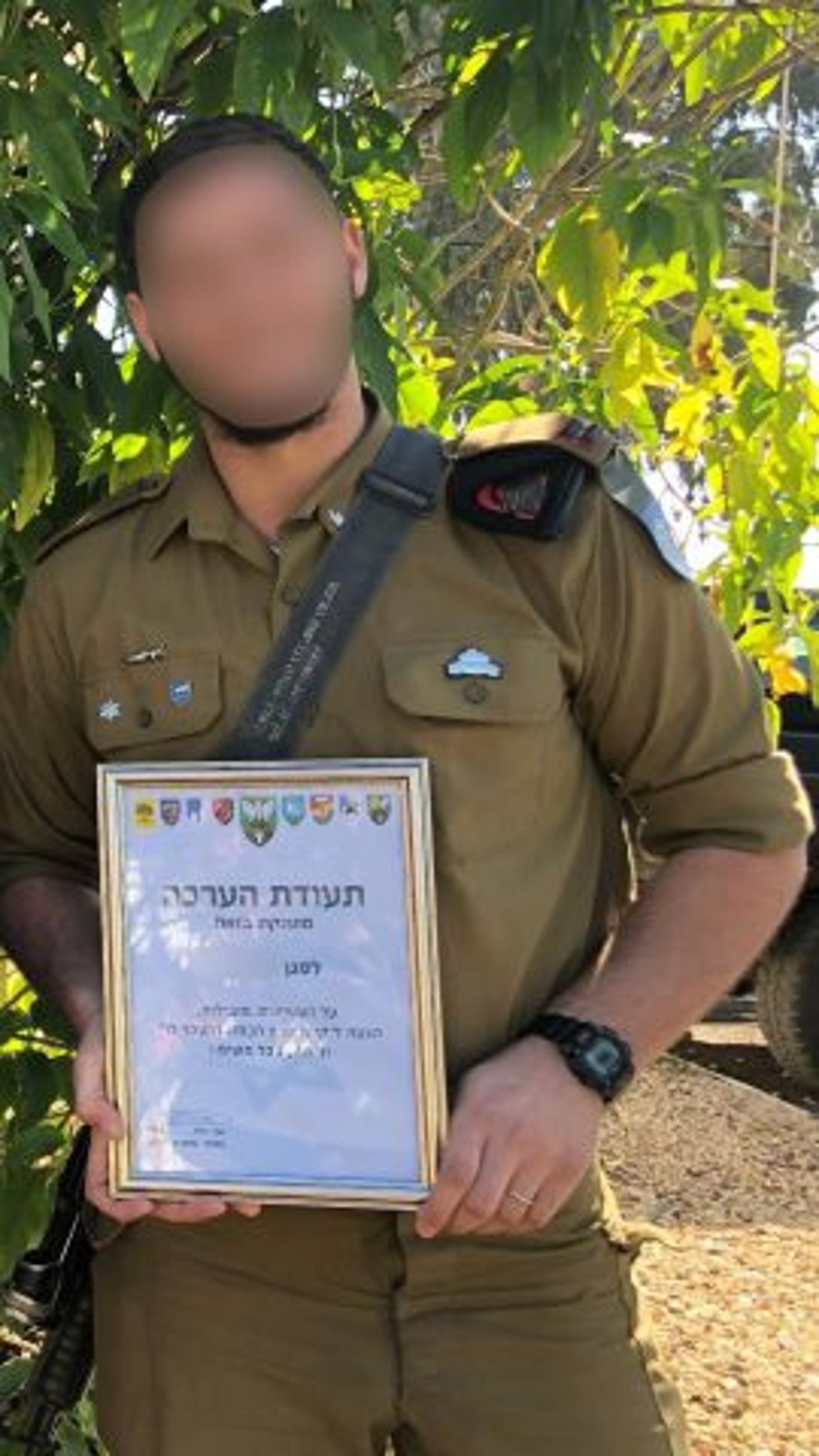 סגן ע׳ עם תעודת הערכה ממפקד אוגדה 36 בעקבות סיכול הפיגוע.