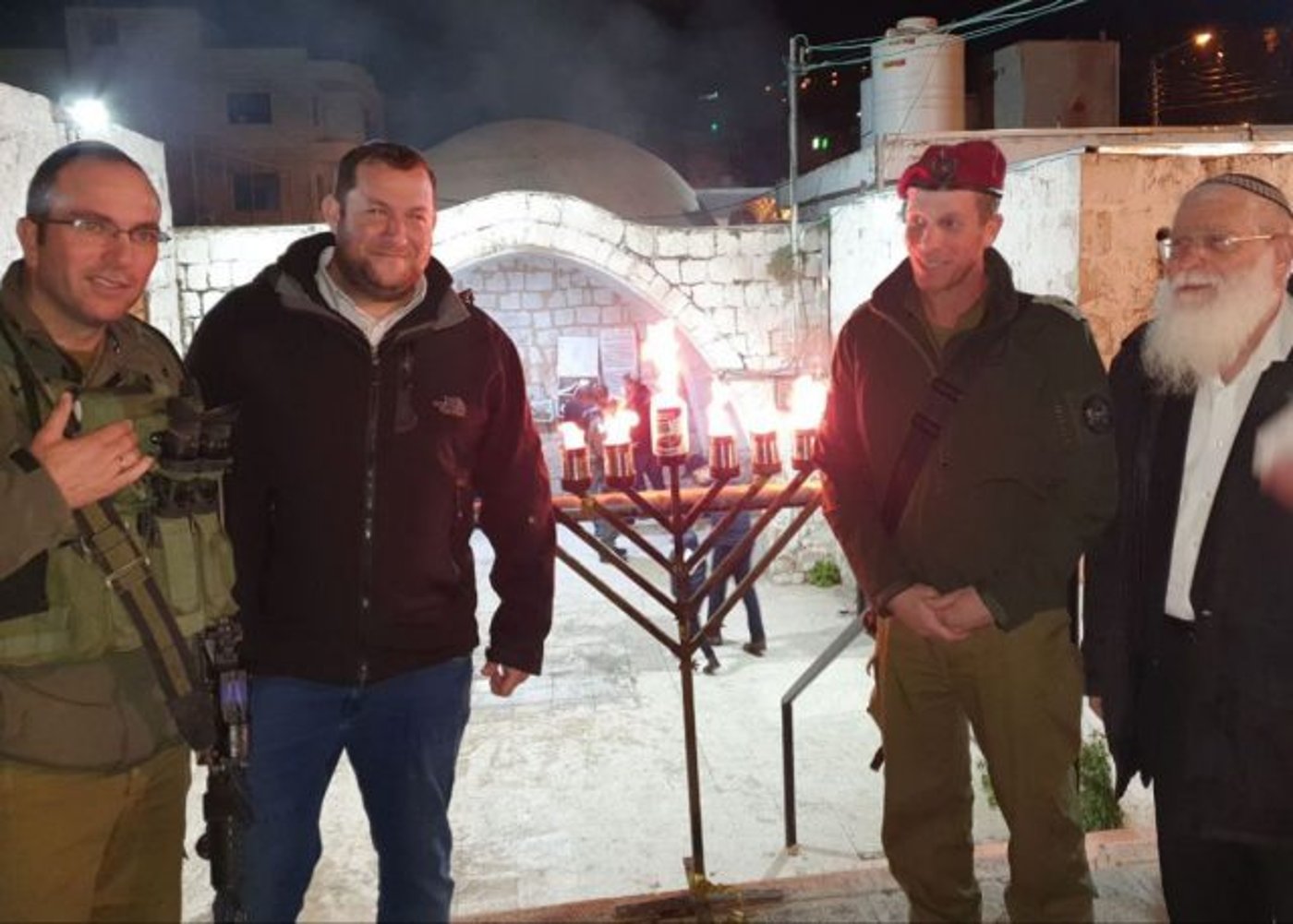 נר שמיני של חנוכה בקבר יוסף