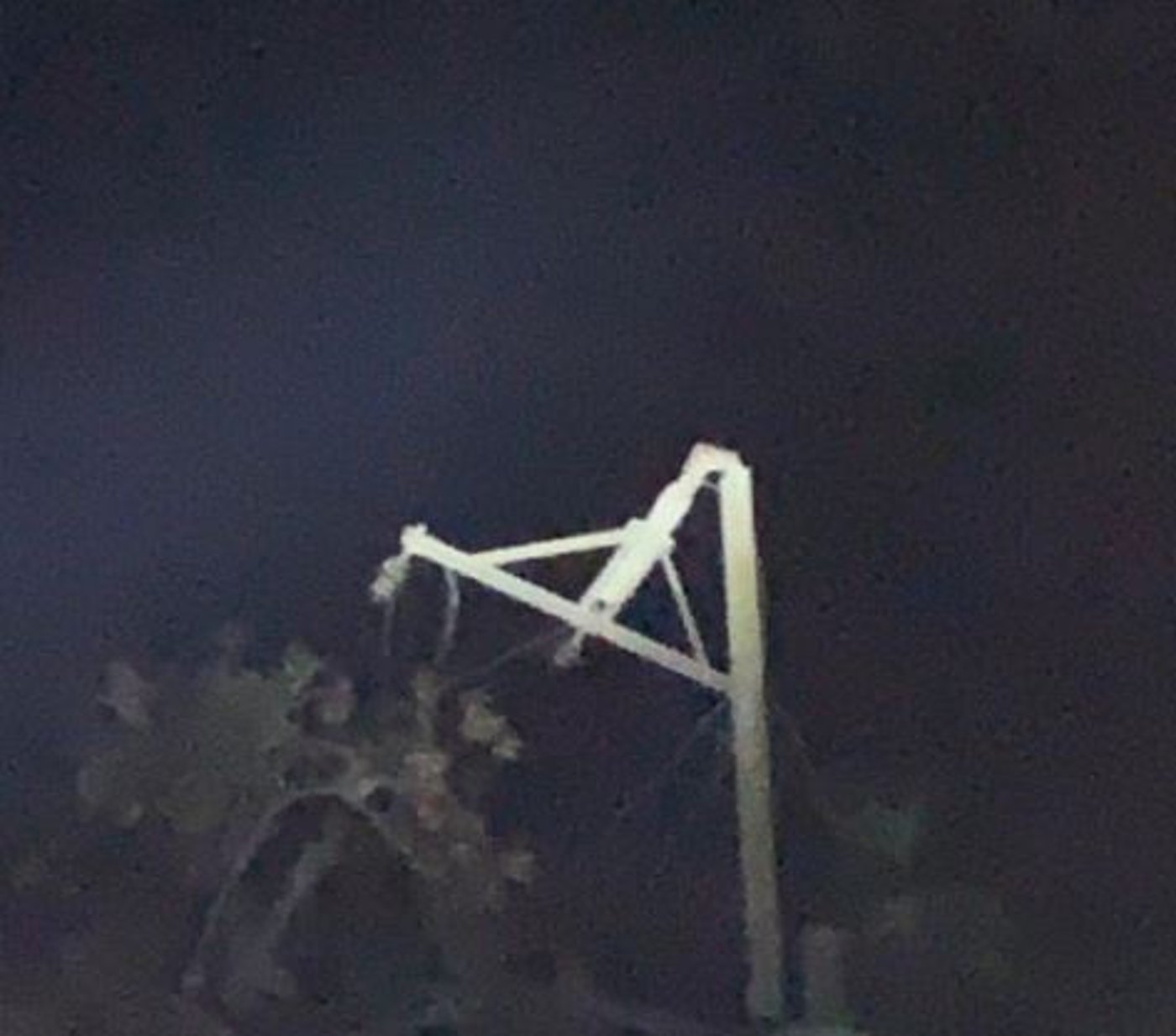 נזקי מזג האוויר: עצים קרסו על מכוניות; קווי מתח נקרעו