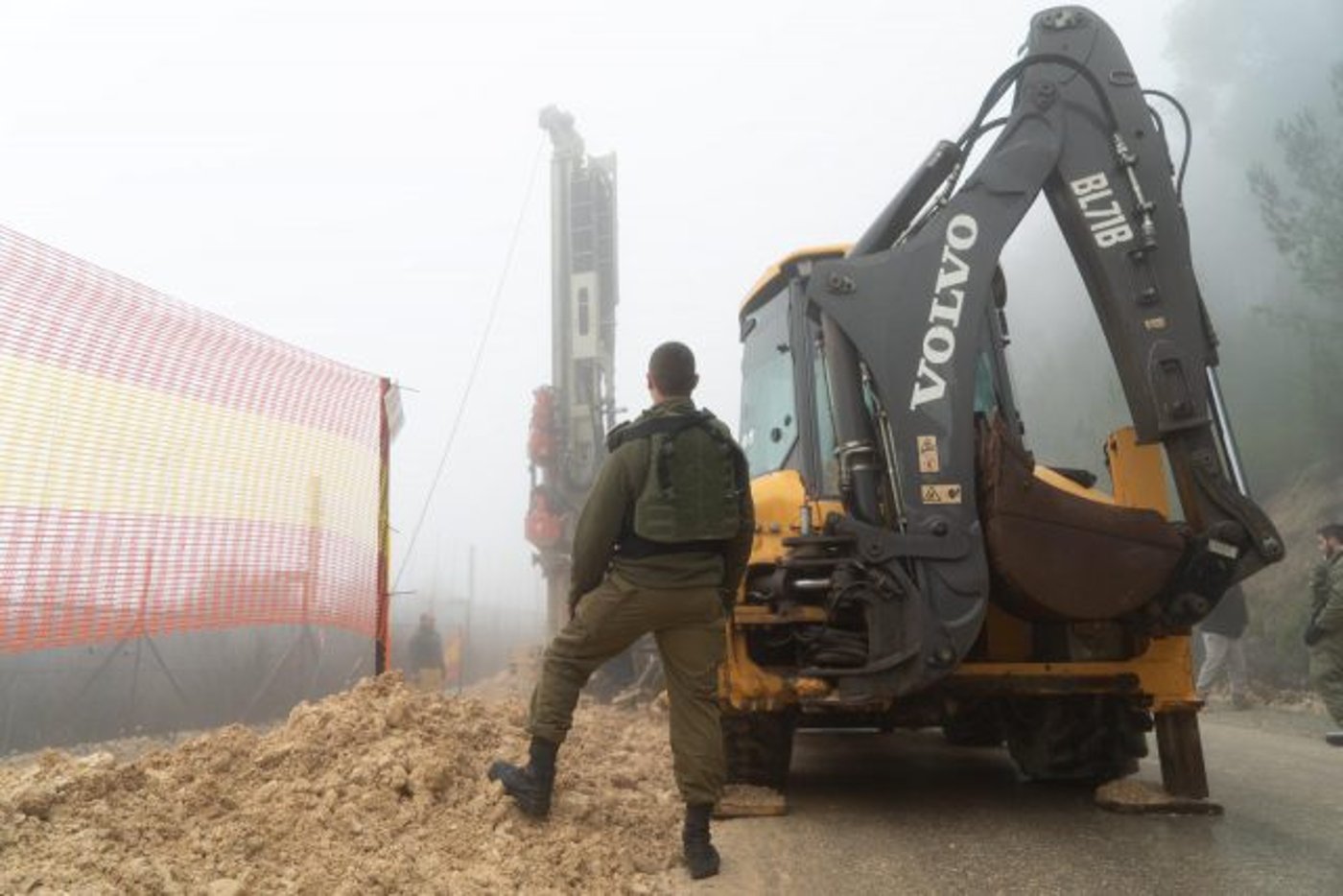 צפו: צה"ל מניח מכשור טכנולוגי לגילוי מנהרות