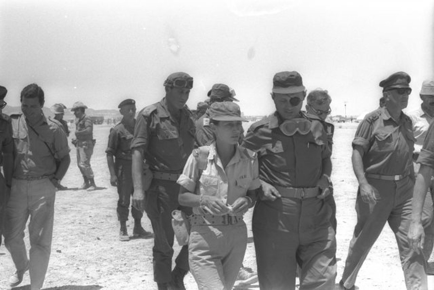 עם אביה כשר הביטחון בחולות סיני (אוסף התצלומים הלאומי)