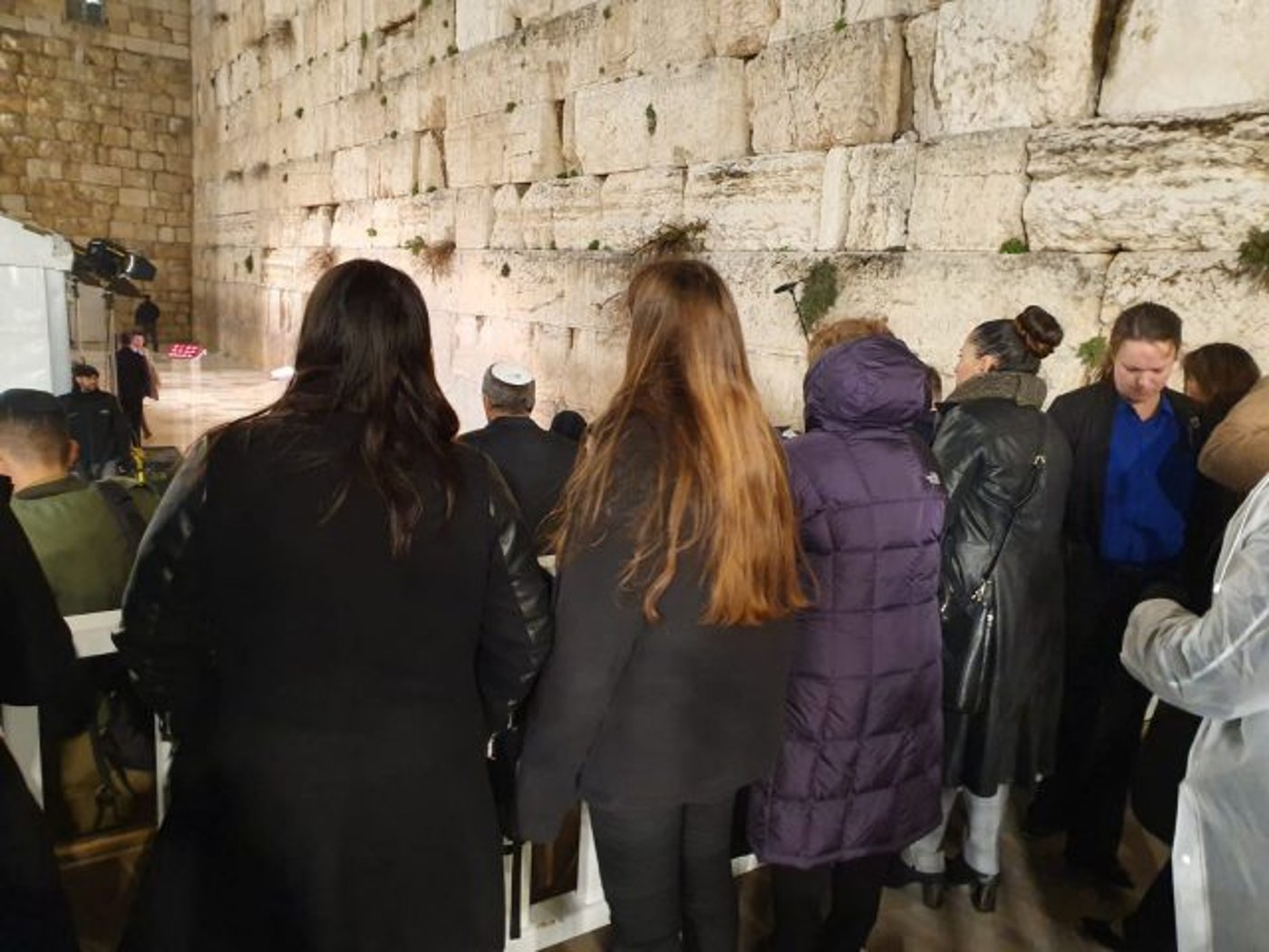 'עזרת הנשים' שיצרו לעיתונאיות שבאו לסקר את האירוע מאחורי העיתונאים